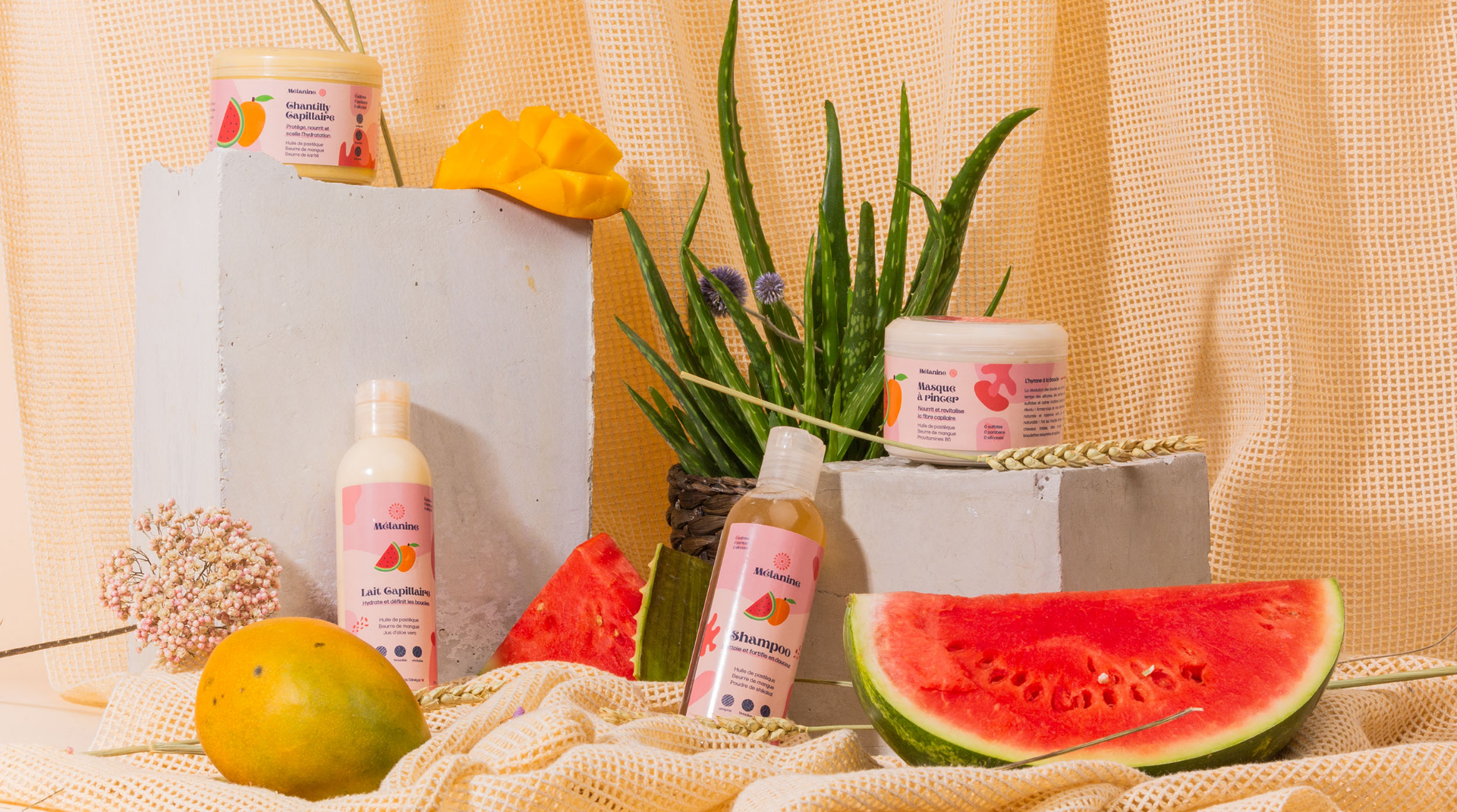 Photo gamme produit cheveux bouclés avec fruits