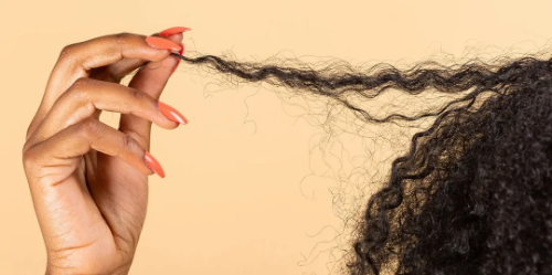 Comment démêler ses cheveux afro en évitant la casse?