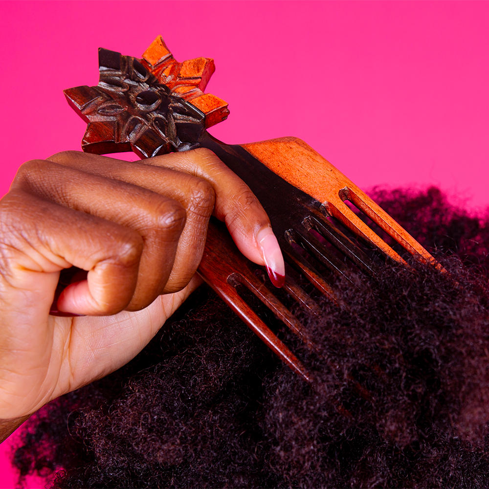 Comment démêler ses cheveux afro en évitant la casse?